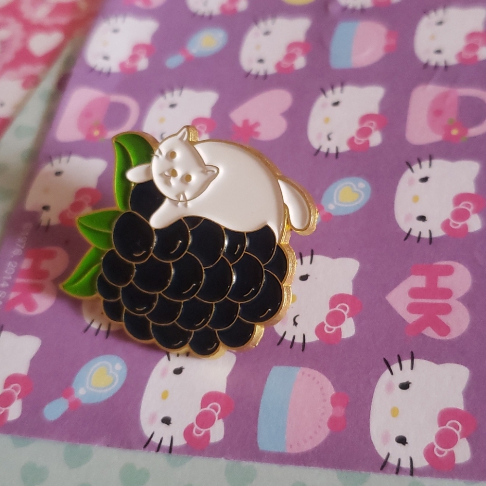 white cat with grape pin - Picture 2 of 4